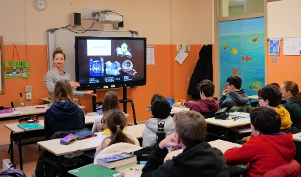 Arianna Cortesi,
       professoressa all'Università di Rio de Janeiro (Brasile)
       illustra ad una classe i telescopi