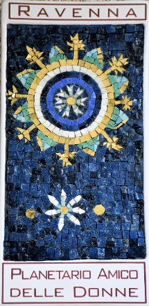 Mosaico di una stella nello stile della volta del mausoleo di Galla Placidia, scritta: Planetario amico delle donne
